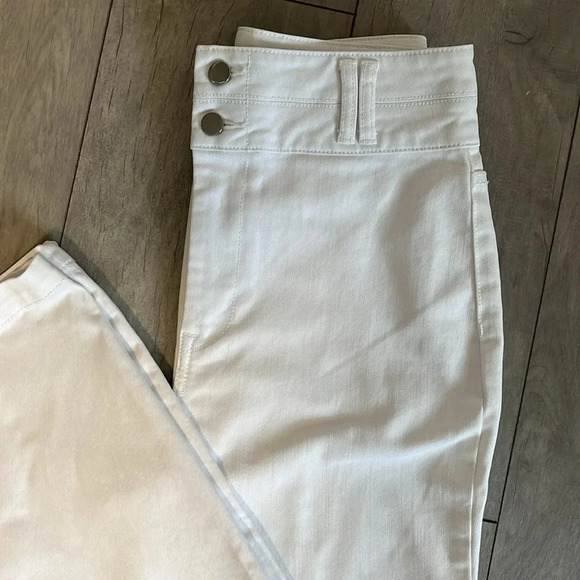 🤍HOST PICK BCBGMAXAZRIA NWOT White High Rise Flared Denim Jeans, Size 29 - Picture 7 of 12
